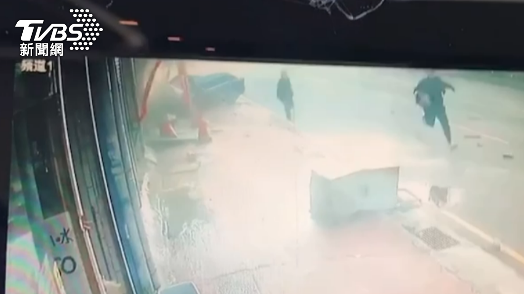車輛撞擊瞬間,2行人嚇壞奔逃。(圖/TVBS)