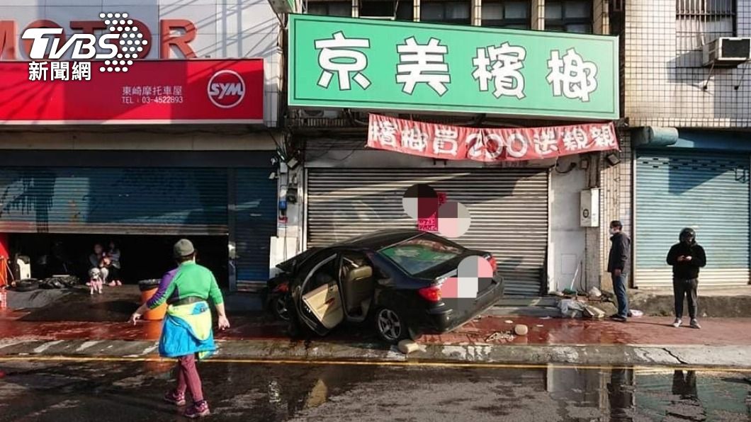 檳榔買200送親親!情侶開車吵架 結果真「親」上去了