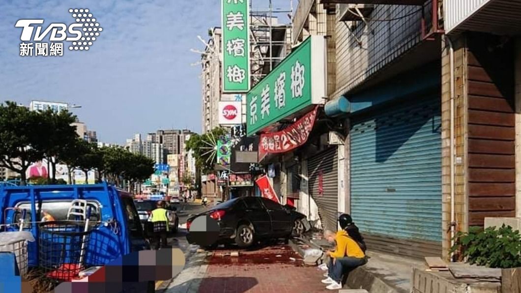 檳榔店外掛「買200送親親」,情侶開車吵架,結果撞上檳榔店。(圖/TVBS)