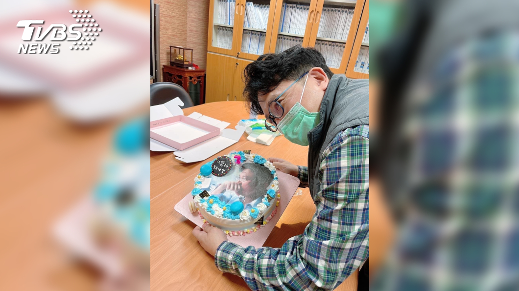 有病患送上用江坤俊半夜苦讀的照片做成的蛋糕，讓他受寵若驚。(圖/TVBS提供)
