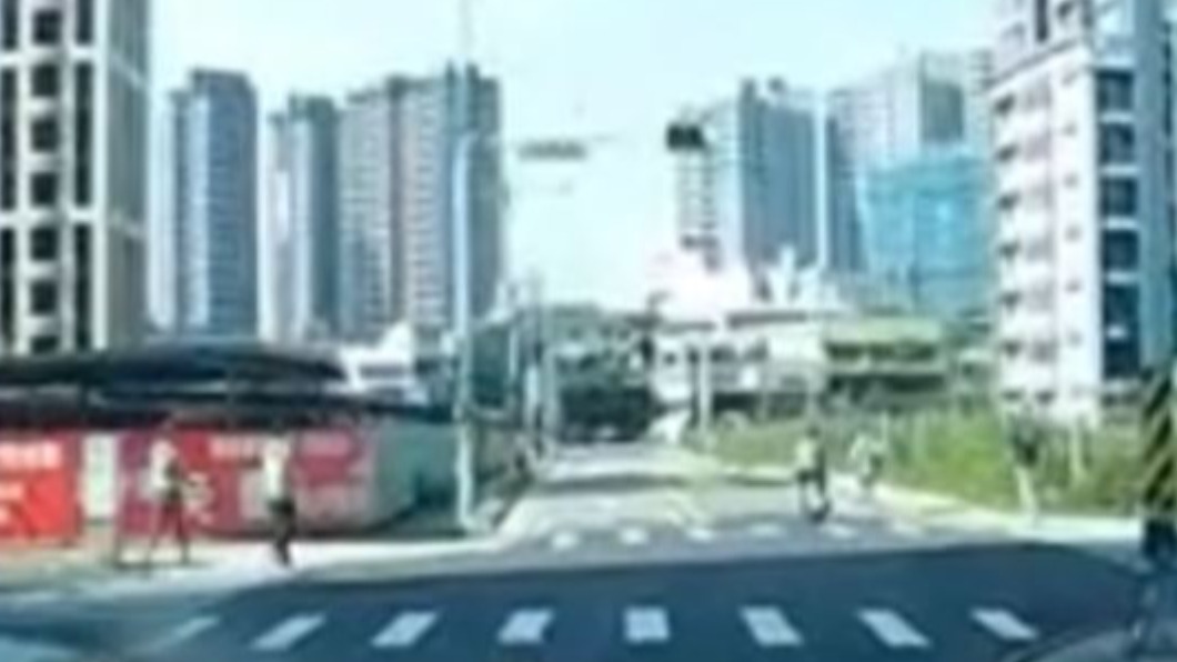 目擊的正義哥大喊「搶劫」，其他民眾馬上協助幫忙。（圖／翻攝自我是土城人 我愛土城區臉書）