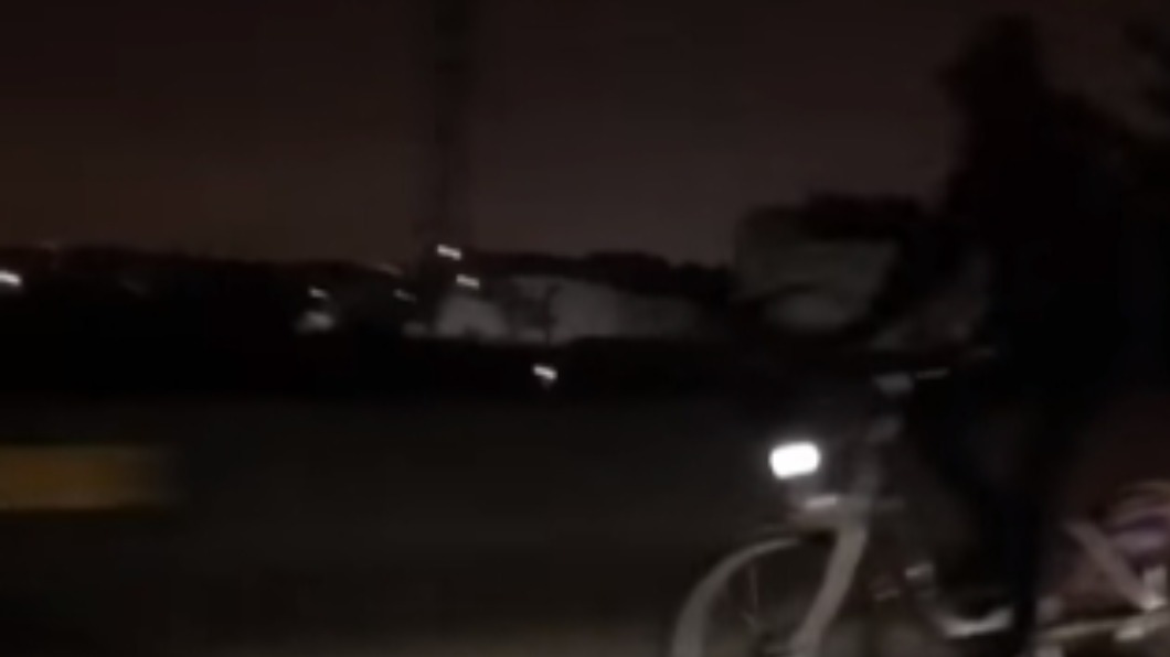 黑衣男玩命騎Ubike闖國3 駕駛傻了:跟導航走?