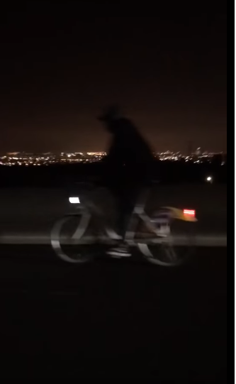 男子騎的腳踏車竟是YouBike公共自行車。(圖/翻攝自爆怨公社)