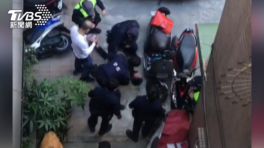 通緝犯拒捕!與警當街扭打 疑換氣過度胸悶急送醫