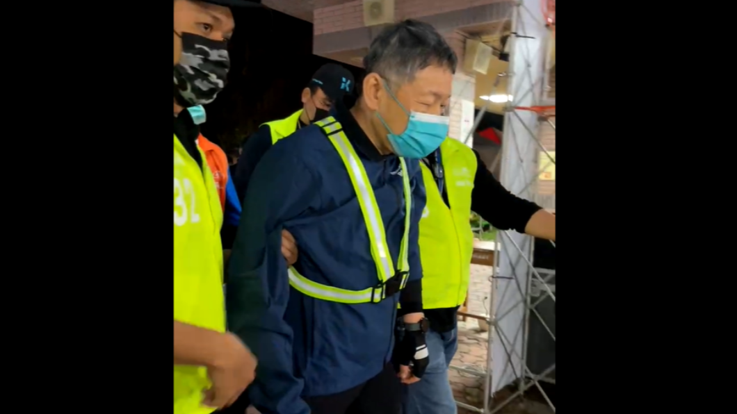 柯文哲完成挑戰後,疑體力透支,被工作人員攙扶。(圖/翻攝柯文哲臉書直播)