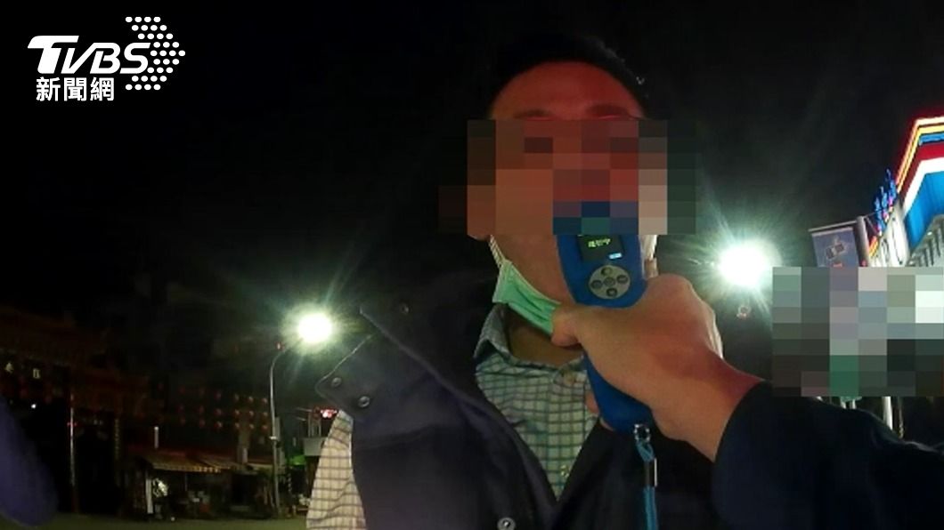 高雄賓士男闖紅燈又酒駕 見警酒測秒哀求:怎可能超標