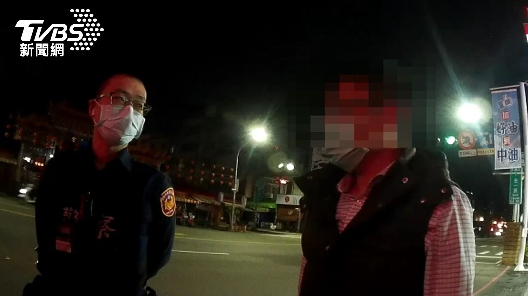蔡姓男子苦苦向警方求情。(圖/TVBS)