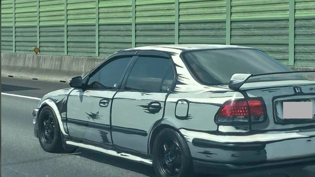 國道驚見漫畫車!「黑白塗裝」網瘋朝聖笑慘:自帶背景音