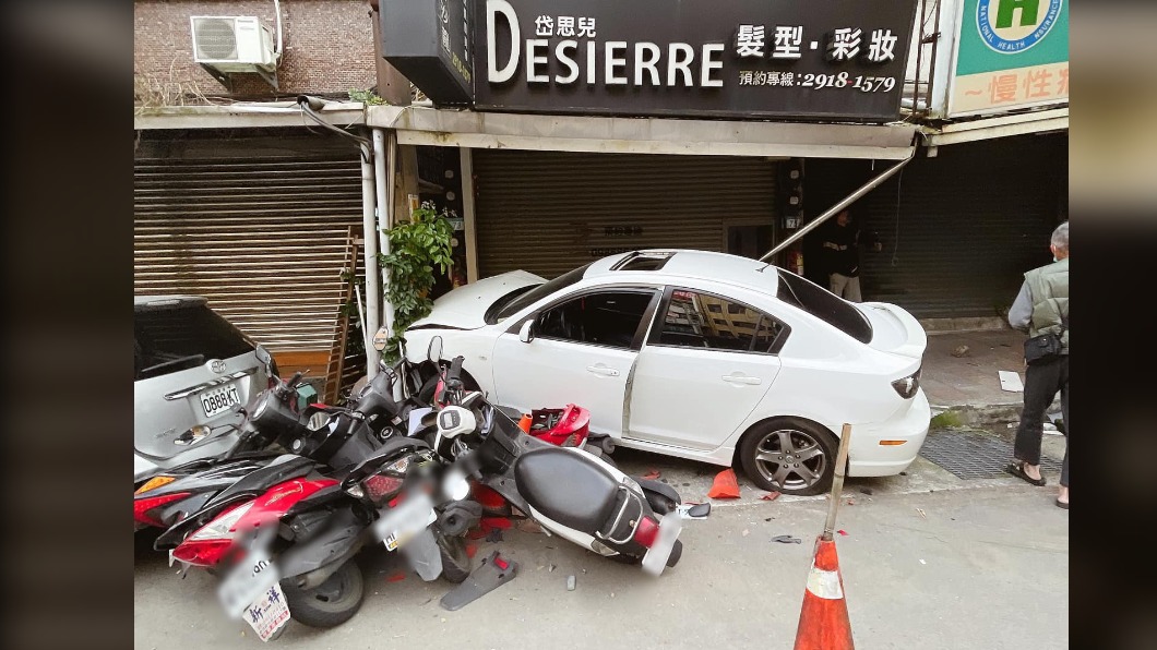 髮廊得來速?轎車衝撞卡騎樓毀7機車 警到場人跑了