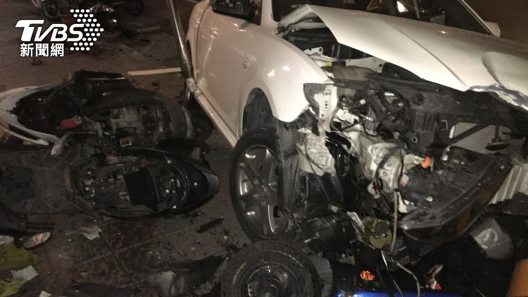 轎車嚴重毀損。
