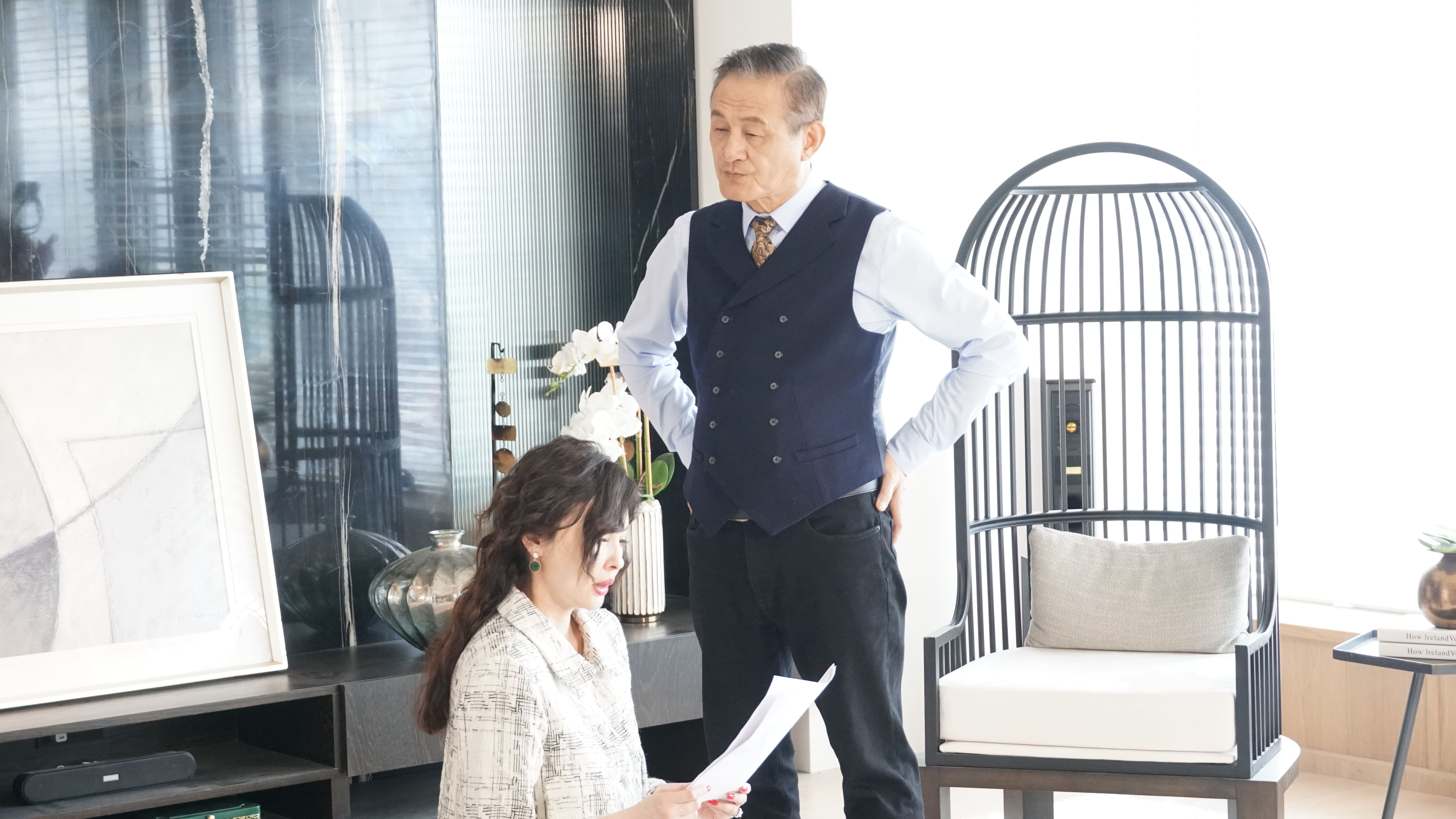 何如芸向豪門丈夫遞出「卒婚」協議書。(圖/華視提供)