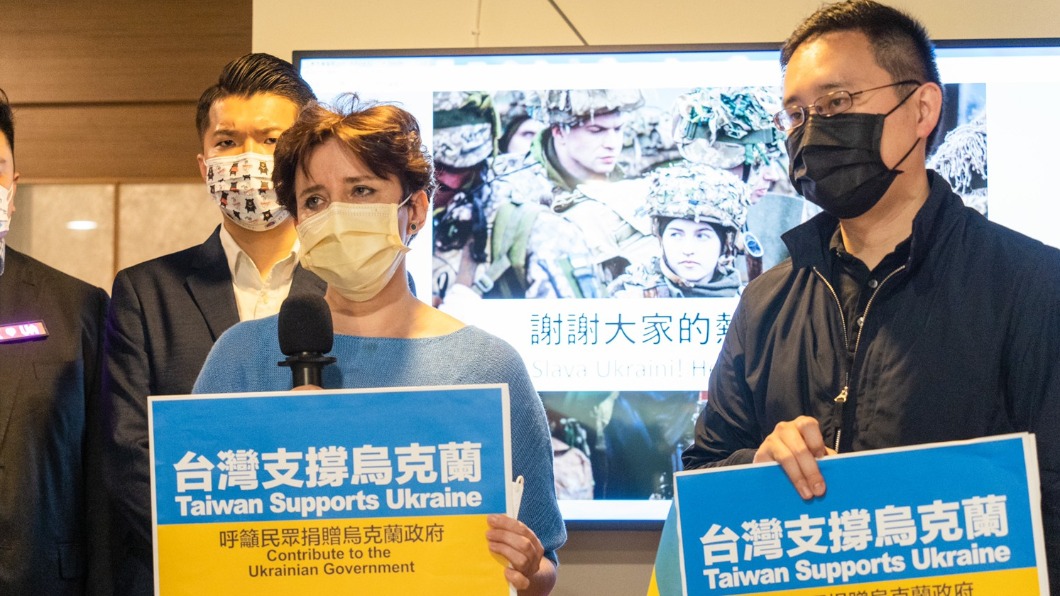 台烏青年今天共同召開記者會,表達將開啟募款網站,支撐烏克蘭。(圖/趙怡翔辦公室提供)