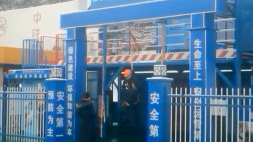 女子稱將影片傳上網是為了警惕所有工人。(圖/翻攝自微博)