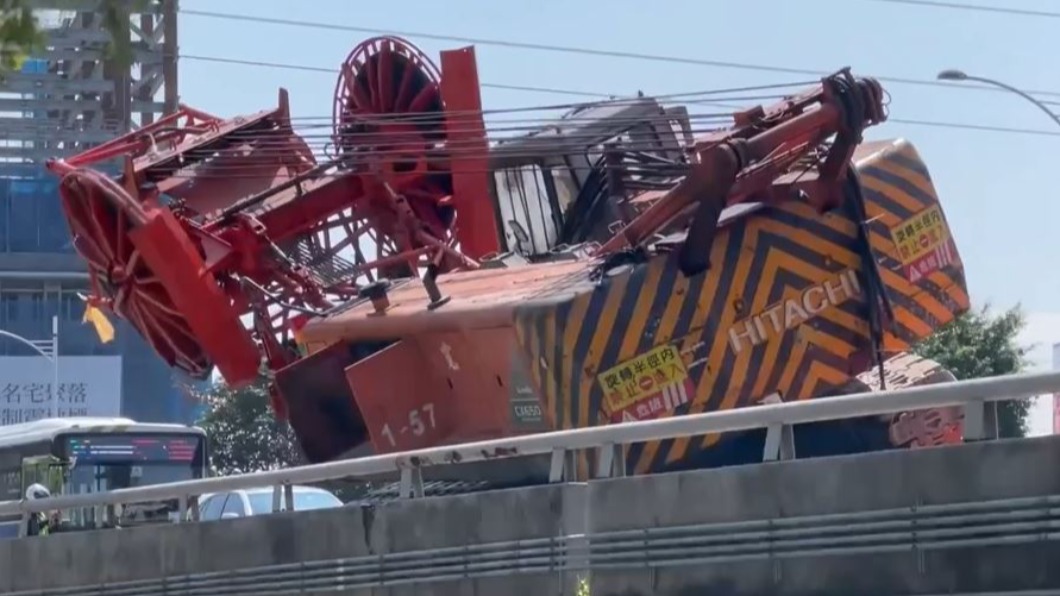 「推」下去了!拖板車載推土機突滑落 機車行經遭波及