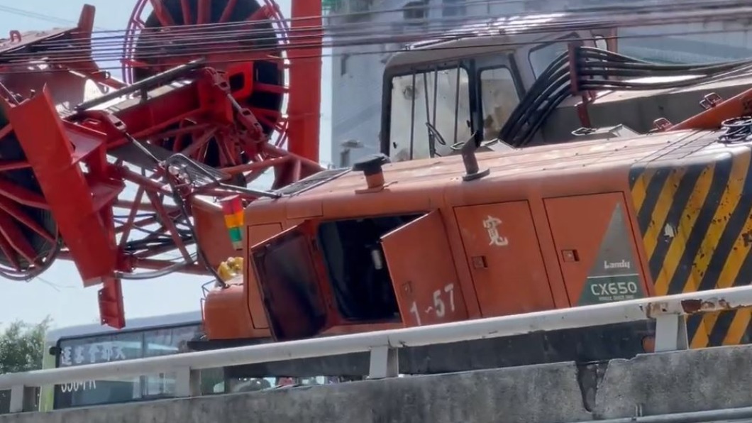 波及一輛行經機車。(圖/翻攝自靠北天母幫 臉書)