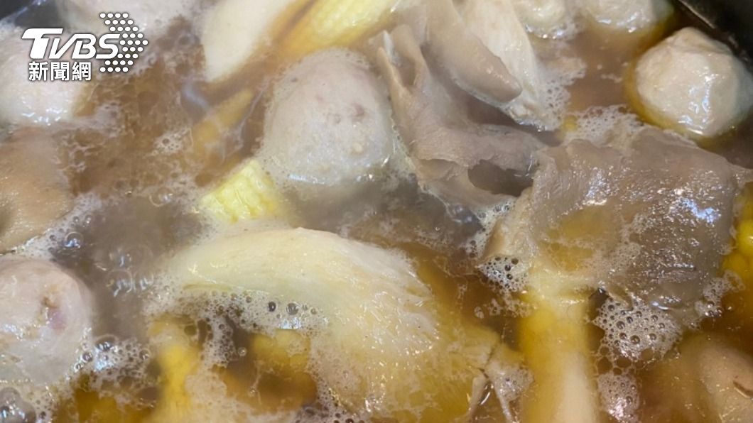 薑母鴨、羊肉爐等鍋物,可能會造成熱量與鈉攝取量過多,加上水份補充不足,造成血液過度濃稠。(示意圖/shutterstock達志影像)