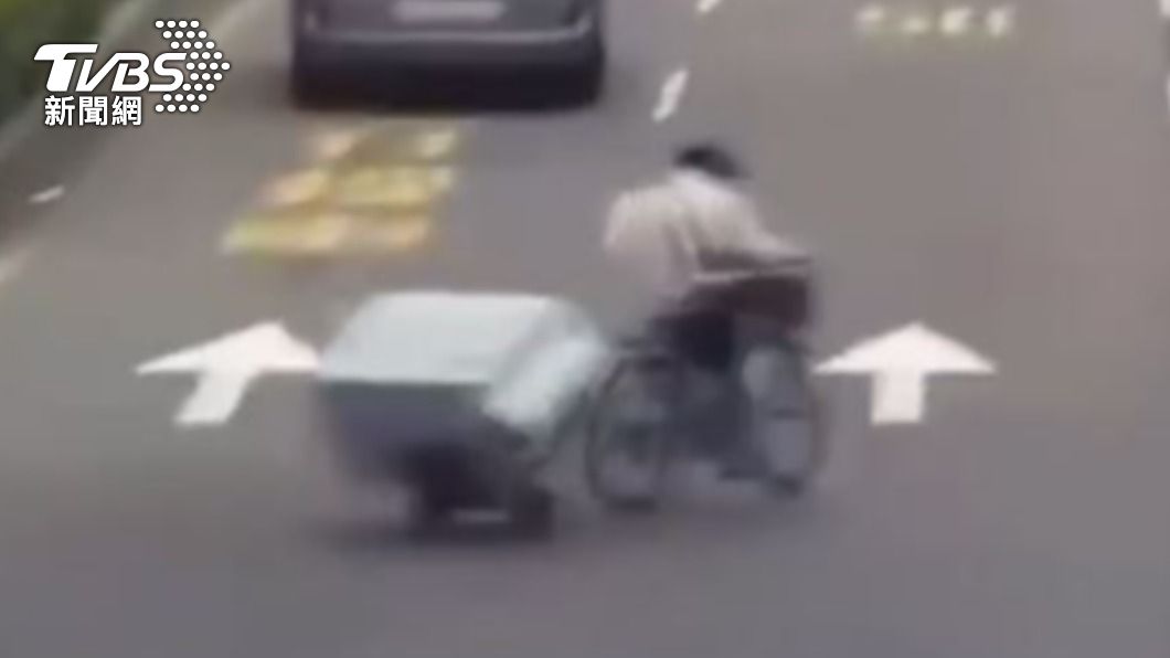 真搞剛！為偷洗衣機變現　笨賊使勁搬還騎腳踏車「5小時遭逮」
