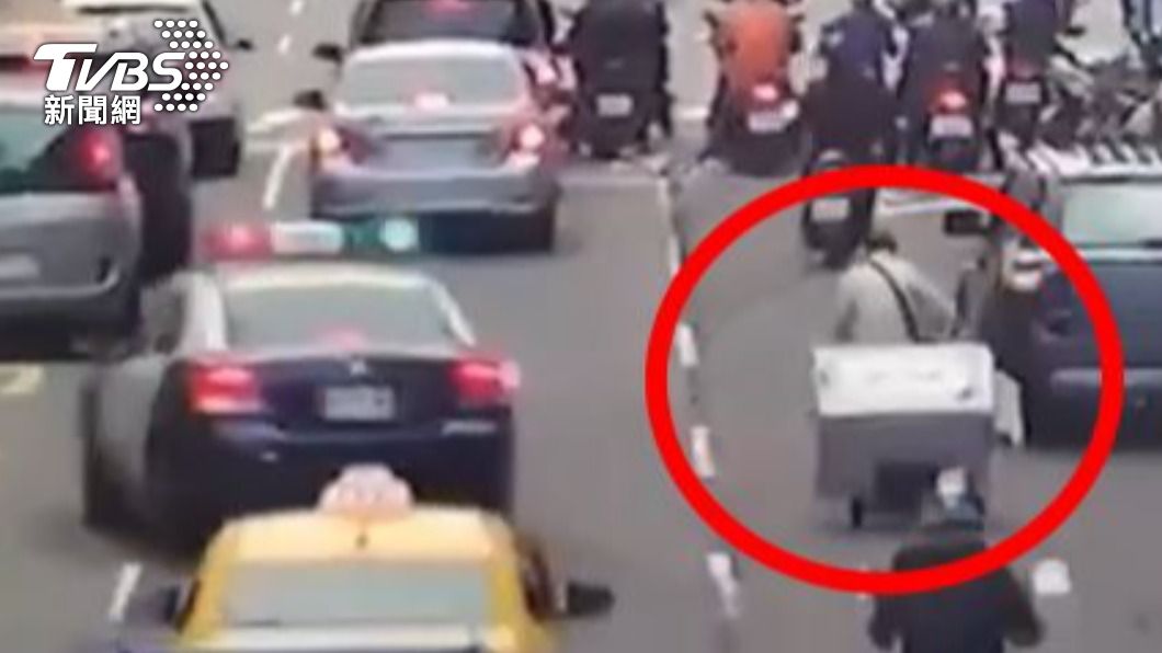 當時巡邏警車還從旁邊經過。(圖/TVBS)