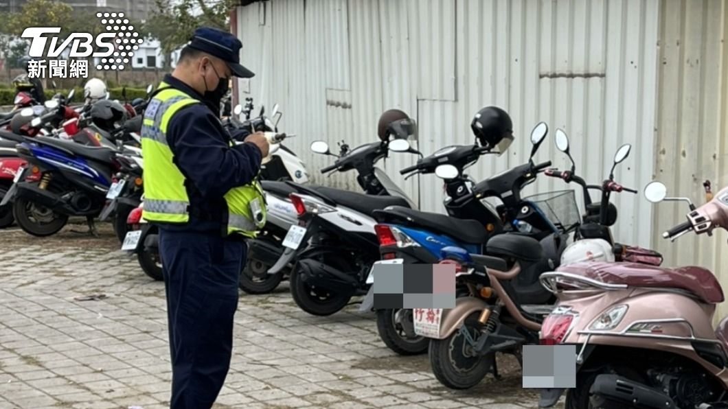 警方針對附近違停車輛取締開單。(圖/TVBS)