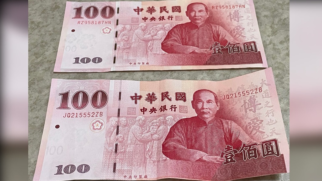 網友分享自己收到的百元鈔,中間的「防偽線」偏移。(圖/翻攝自爆系知識家臉書)