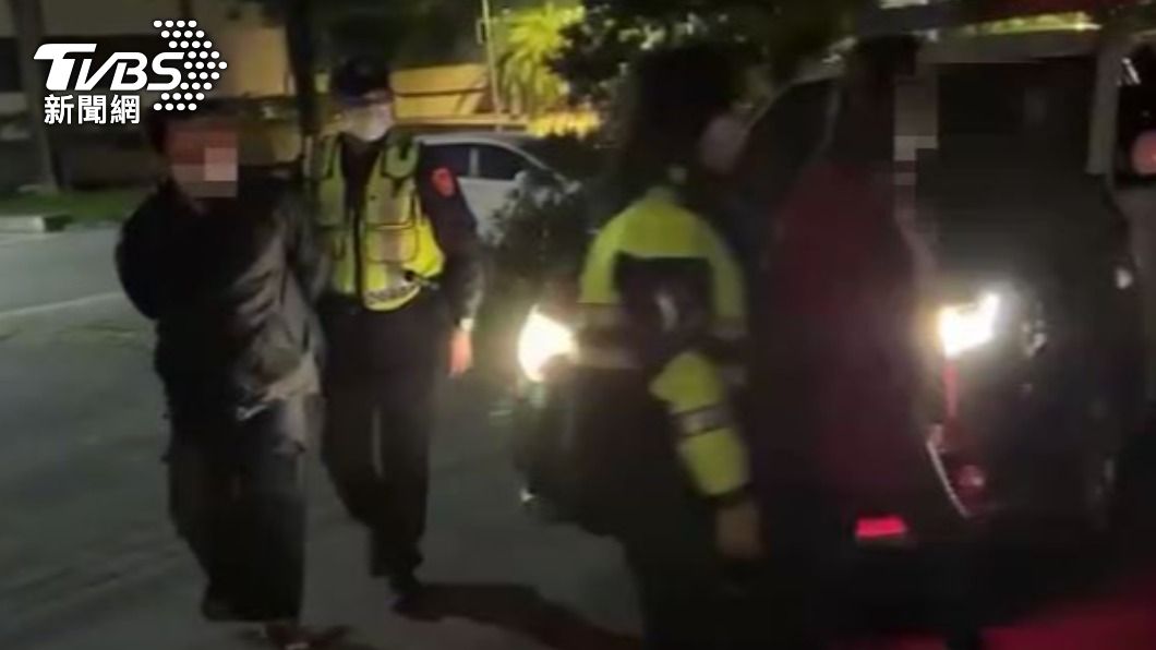 警方上門逮人時,他們還在吸毒。(圖/TVBS)