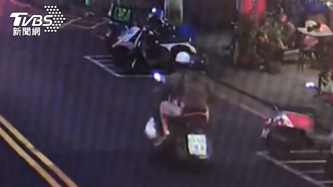 毒鴛鴦騎車前往洗衣店。(圖/TVBS)