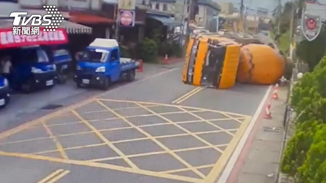 宜蘭礁溪水泥車擦撞小客車 過彎失速90度壓毀派出所圍牆