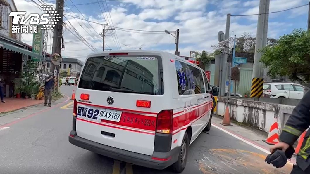 陳姓駕駛遭變形的車體夾傷送醫急救。（圖／TVBS）