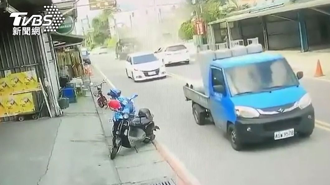 經過事故旁的車輛都有及時停下來。（圖／TVBS）
