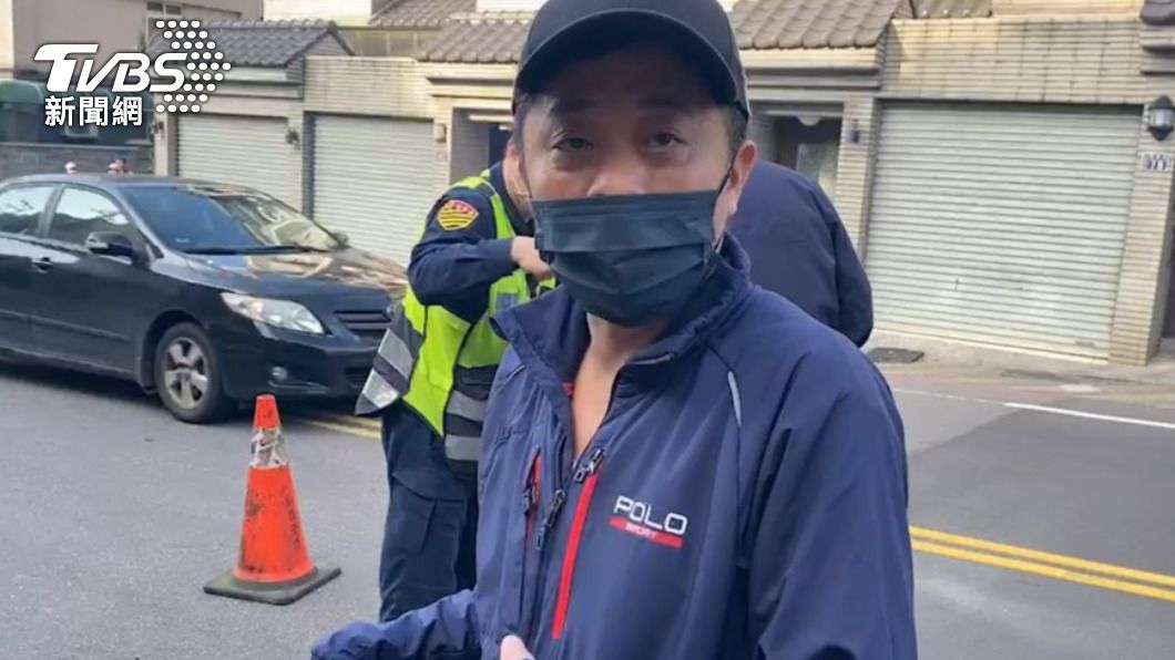 民眾經過險些遭重機波及。(圖/TVBS)