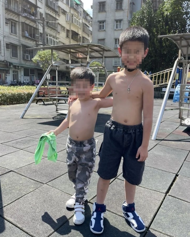 兄弟倆玩到一半直接將上衣脫光。(圖/翻攝自黃小柔臉書)