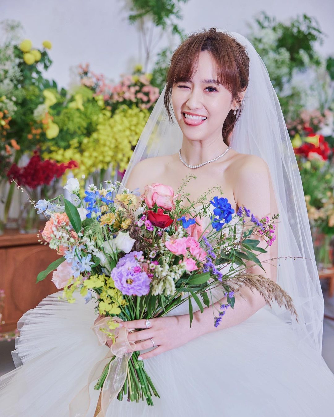 吳姍儒加碼曬出數張未曝光婚紗照。(圖/翻攝Sandy IG)