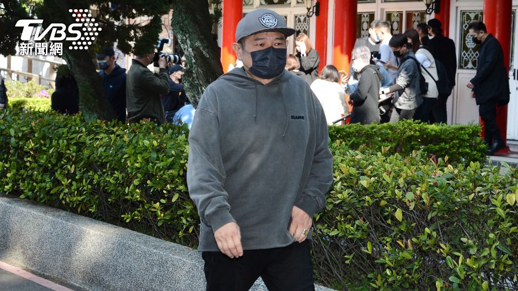 許效舜到靈堂悼念明金成。(圖/許方正攝)