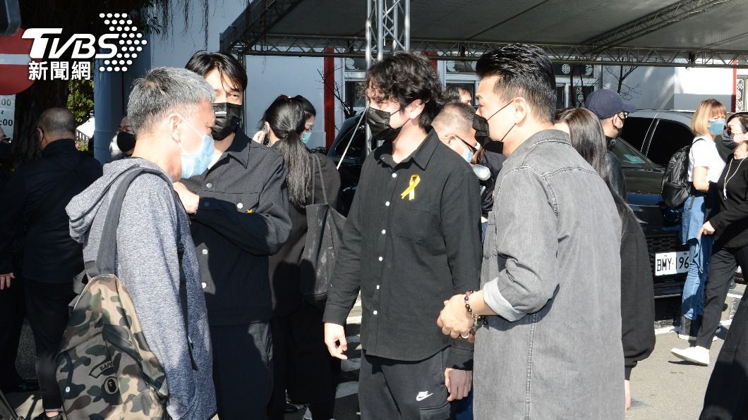 楊銘威赴告別式會場送明金成最後一程。（圖／許方正攝）