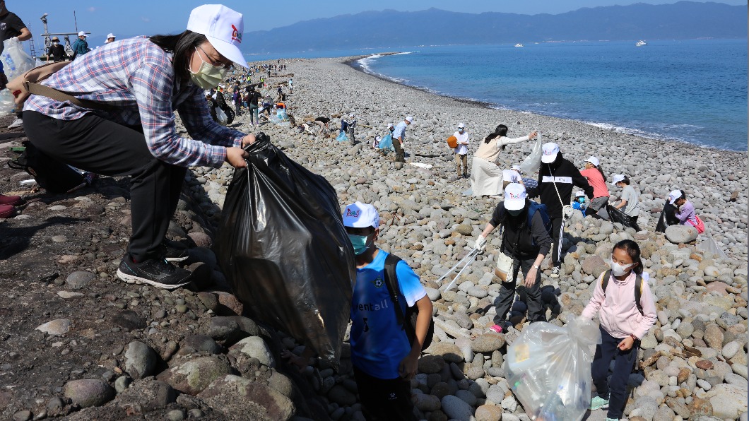 龜山島重開 淨灘清出2.6公噸海漂垃圾(圖/東北角風管處提供)
