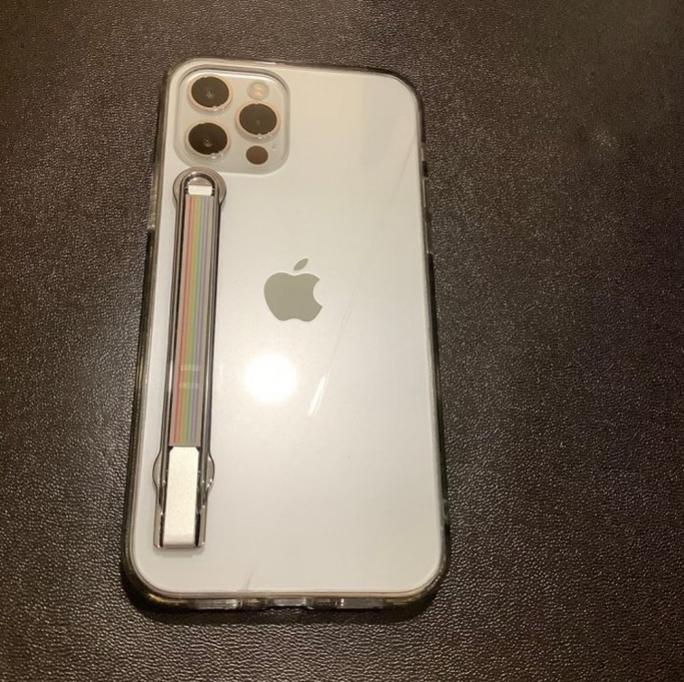 網友掉在高鐵門縫間的iPhone被撿回後,僅輕微刮傷。(圖/翻攝自Dcard)