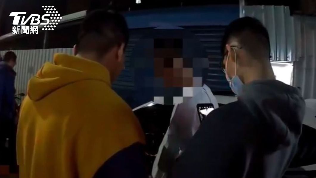大批便衣員警上前逮人。(圖/TVBS)