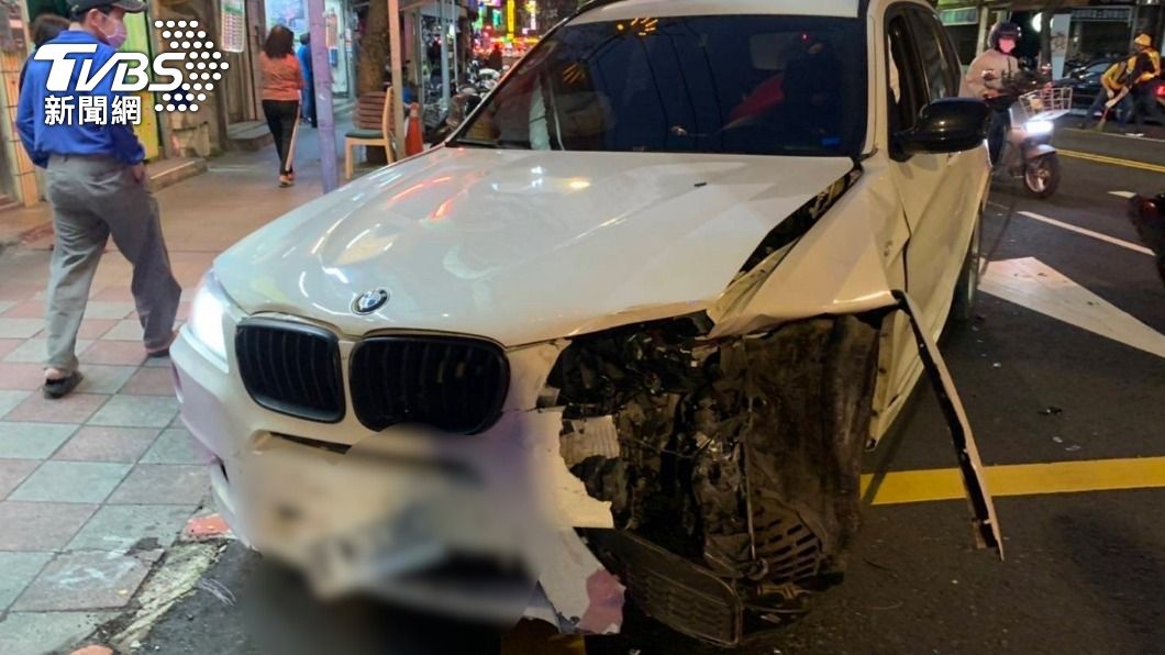 衝對向連撞8車!通緝犯駕駛不想被抓 丟下乘客女友跑了