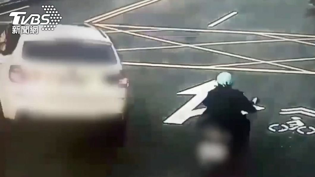 休旅車突然衝進對向車道。（圖／TVBS）