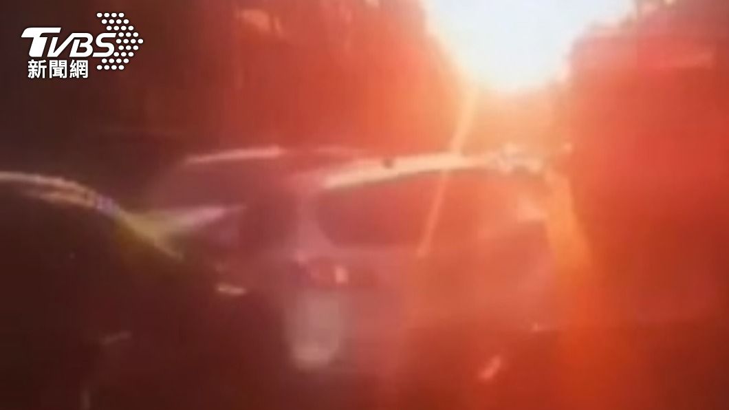 對向車遭撞。（圖／TVBS）