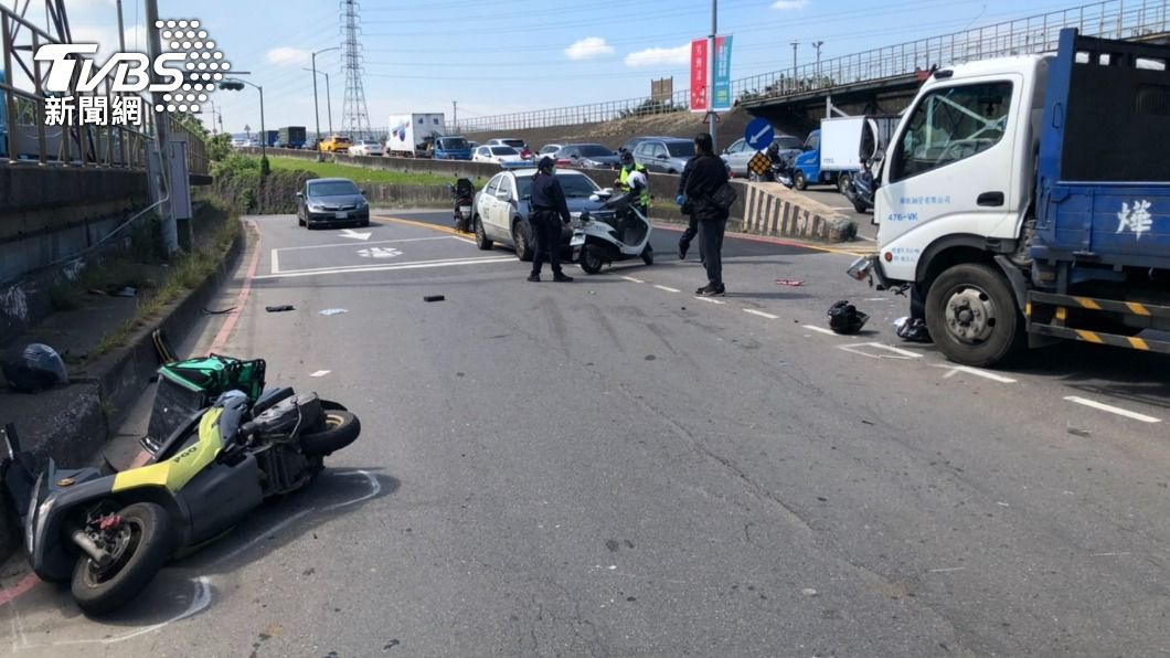蘆洲河堤車禍!2機車與小貨車對撞 1外送員死亡