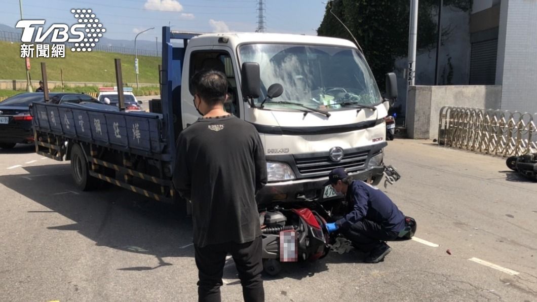 機車卡在小貨車車底。(圖/TVBS)