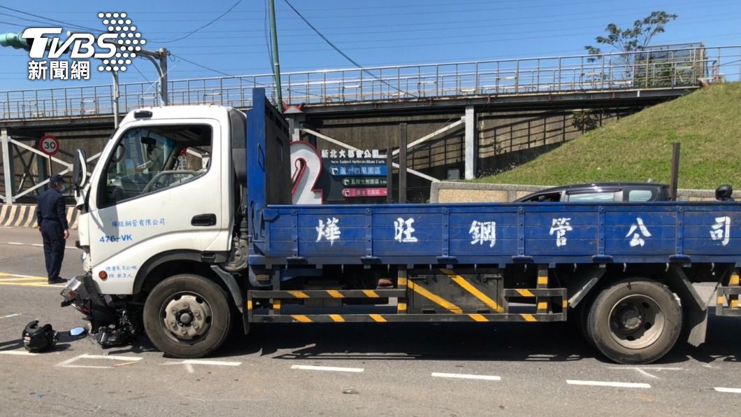 小貨車撞上2輛機車。(圖/TVBS)