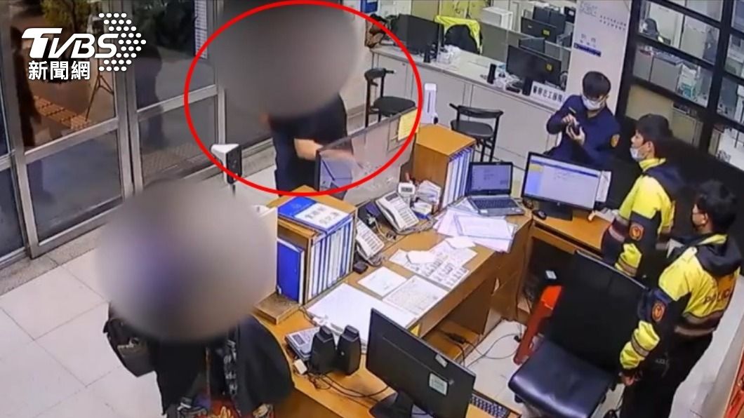 被害人到派出所求救。（圖／TVBS）