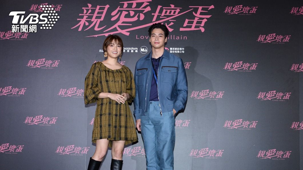 謝雨芝(左)在劇中初次挑戰安靜的角色,林敬倫(左)則飾演社區管家。(圖/許方正攝)