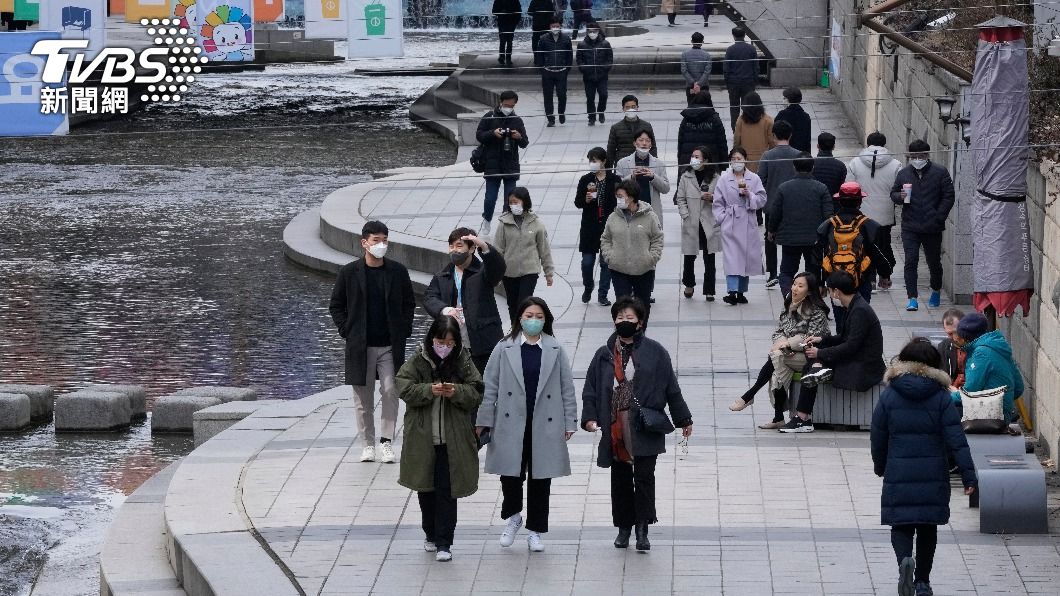 南韓逐步鬆綁防疫措施,將重心轉為控管高風險及確診病例上。(圖/達志影像美聯社)