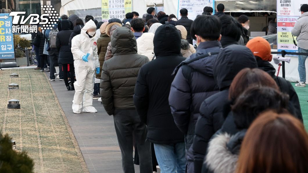 不少民眾在篩檢站外排隊等待採檢。(圖/達志影像歐新社)