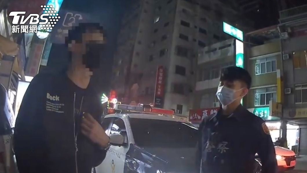 王男和友人搶看最後一場秀，貪快闖紅燈。（圖／TVBS）