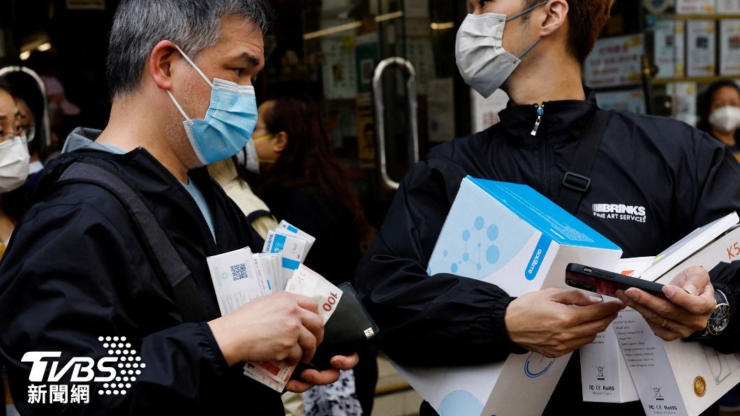 香港當局開始發放快篩試劑。（圖／達志影像路透社）