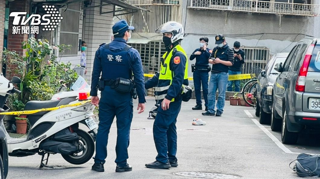 疑感情糾紛！已婚牙醫師遭小29歲女友　當街持菜刀砍死